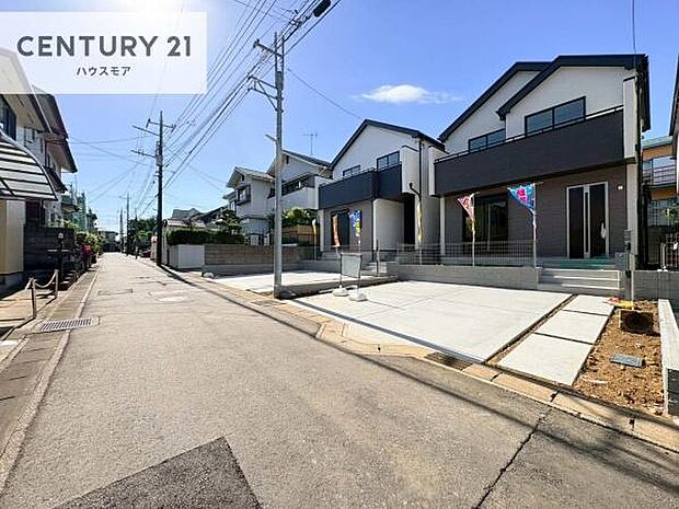 前面道路は4m!陽当り良好な立地です。車庫入れが苦手な方も安心ですね。