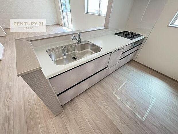 大人気の対面式システムキッチンを採用しています!ご家族のコミュニケーションが自然と増える設計です。お子様にも目が届くので嬉しいですね。収納力もあります!