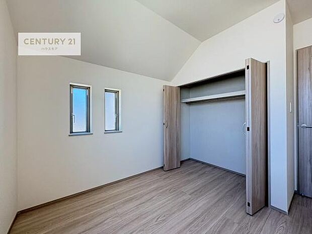 掃き出し窓がないお部屋は、お子様のお部屋としても安心です!収納スペースも充実しているので散らかったお部屋をサッと片付けられます!