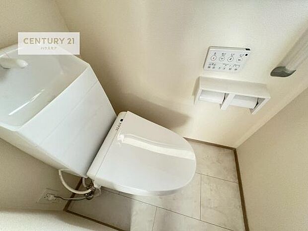 1・2階にトイレがございます!朝の忙しい時間帯も待たずにすみそうですね。白を基調とした清潔感のあるトイレでお手入れがしやすいです!