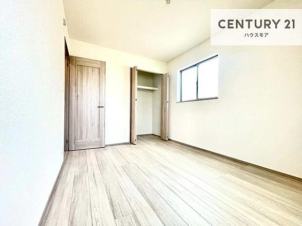 掃き出し窓がないお部屋は、お子様のお部屋としても安心です!収納スペースも充実しているので散らかったお部屋をサッと片付けられます!