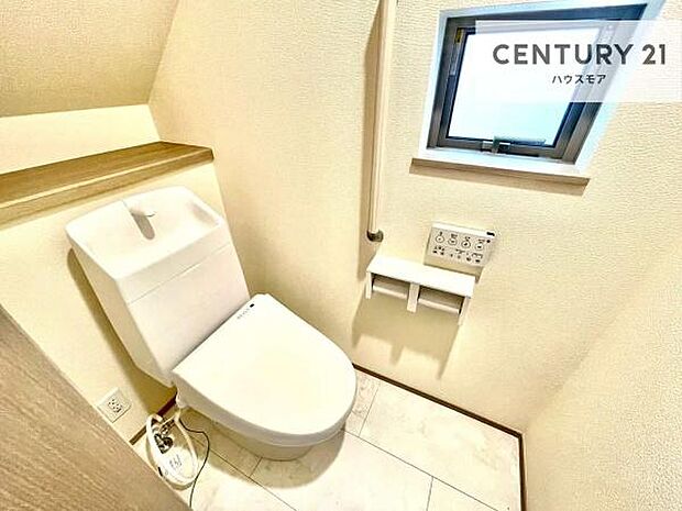 1・2階にトイレがございます!朝の忙しい時間帯も待たずにすみそうですね。白を基調とした清潔感のあるトイレでお手入れがしやすいです!