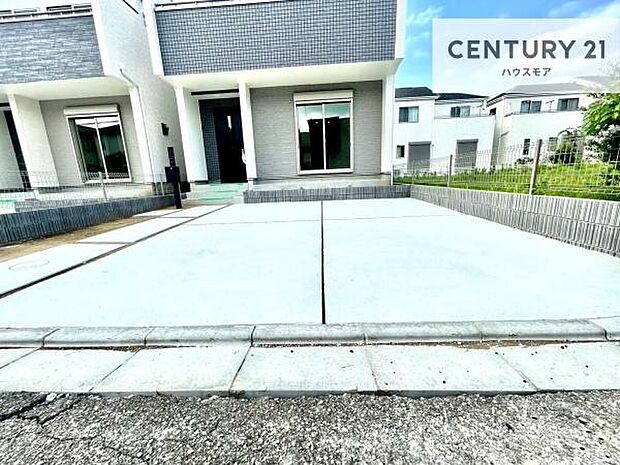 駐車スペースは2台分あります!セカンドカーはもちろん、バイクや自転車なども置き場所に困りません。