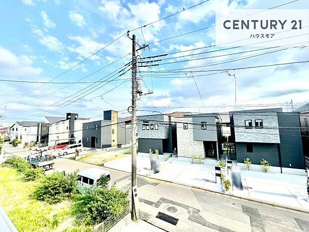 晴れた日には青い空を見渡せる開放的な時間を楽しめます。気持ちの良い風が通り抜ける街並みです!