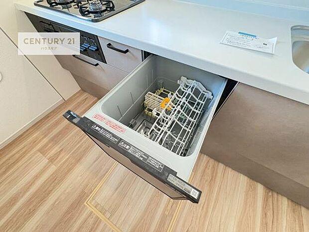 食洗機付きのキッチンです!忙しい時や手荒れ防止として大変活躍する便利な仕様です!ビルトインなのでキッチンの場所を取らず調理スペースを広く使うことが出来ます!【現地販売会開催中】