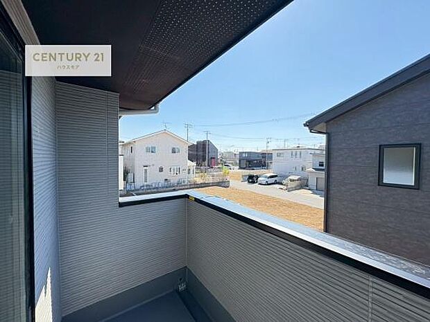 陽当たりの良いバルコニーで、お洗濯物もよく乾きそうですね!お天気の良い日にはバルコニーへ出てリフレッシュするのも気持ちよさそうです。【現地販売会開催中】