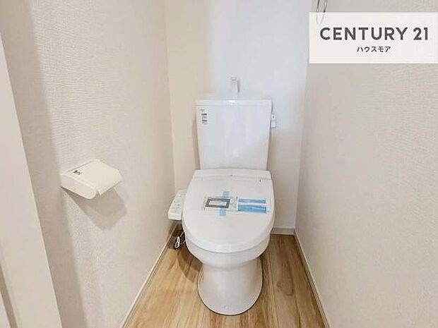 1・2階にトイレがございます!朝の忙しい時間帯も待たずにすみそうですね。白を基調とした清潔感のあるトイレでお手入れがしやすいです!
