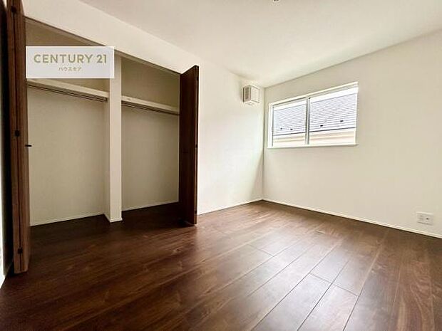 掃き出し窓がないお部屋は、お子様のお部屋としても安心です!収納スペースも充実しているので散らかったお部屋をサッと片付けられます!
