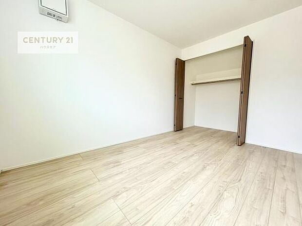 掃き出し窓がないお部屋は、お子様のお部屋としても安心です!収納スペースも充実しているので散らかったお部屋をサッと片付けられます!
