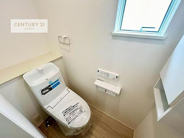 1・2階にトイレがございます!朝の忙しい時間帯も待たずにすみそうですね。白を基調とした清潔感のあるトイレでお手入れがしやすいです!