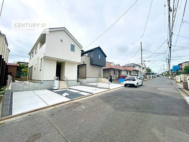 前面道路6m!陽当り良好な立地です。車庫入れが苦手な方も安心ですね。