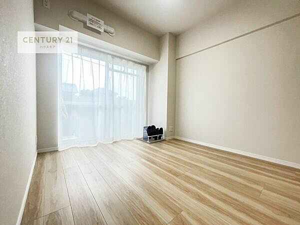 バルコニーに面している洋室です。明るく温もりがあり、換気もしっかりできます！朝起きて、外に出て背伸びをしつつ深呼吸をし良い朝を迎え入れることができます。