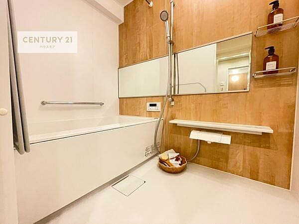 落ち着きある大人の雰囲気のバスルームは、味が出ていてバスタイムが充実！お仕事頑張っているご褒美にお好みの香りの入浴剤を入れて、楽しんでみてはいかがでしょうか？