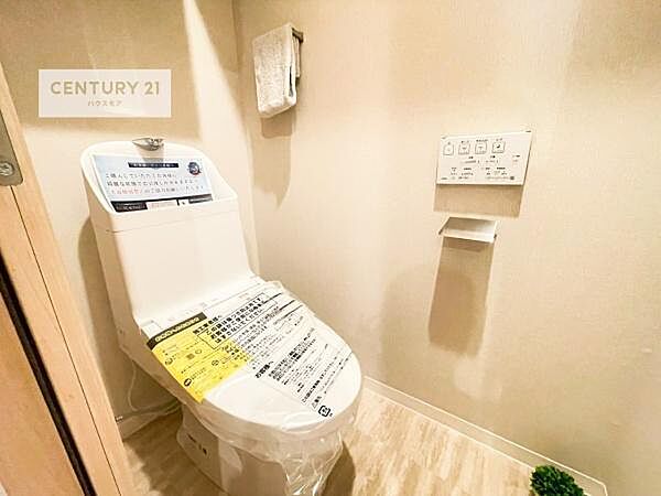 温水洗浄便座につき、冬場は便座が暖かくできるので冷たい便座に座らずに済む嬉しい仕様です！シンプルなカラーを基調としているので、お手入れがしやすいです。
