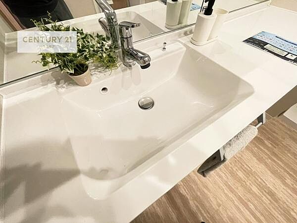深い洗面台ボウルは、水が跳ねにくいのでお手入れが楽々！清潔感が保てます！キレイな洗面所で自分磨きのモチベーションが上がりますね！