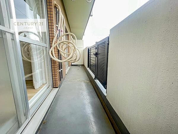広々としたバルコニーで一日の始まりをスタート！お洗濯ものをたっぷり気持ちよく干せます！