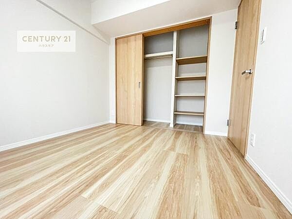 洋室は子供部屋や寝室、色々と用途多彩に利用できますね。収納力もたっぷりなので、広々気持ちよく過ごすことができます。