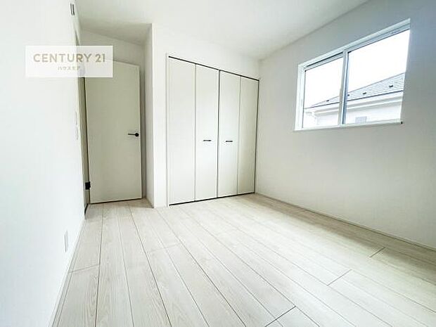 掃き出し窓がないお部屋は、お子様のお部屋としても安心です!収納スペースも充実しているので散らかったお部屋をサッと片付けられます!