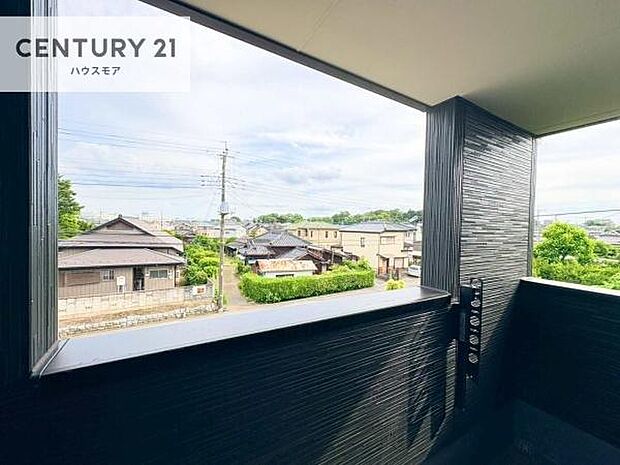 晴れた日には青い空を見渡せる開放的な時間を楽しめます。気持ちの良い風が通り抜ける街並みです!