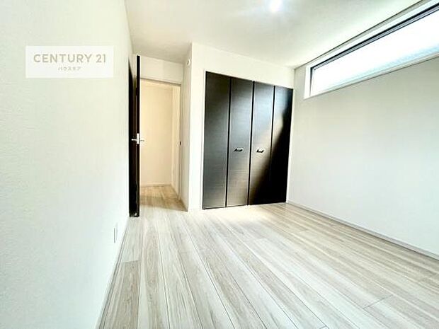 掃き出し窓がないお部屋は、お子様のお部屋としても安心です!収納スペースも充実しているので散らかったお部屋をサッと片付けられます!