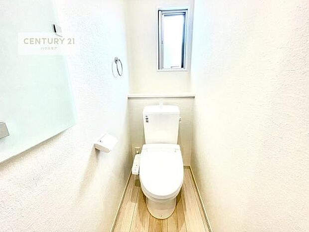 1・2階にトイレがございます!朝の忙しい時間帯も待たずにすみそうですね。白を基調とした清潔感のあるトイレでお手入れがしやすいです!