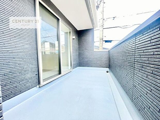 陽当たり良好なバルコニーです!晴れた日には青い空を見渡せる開放的な時間を楽しめます。