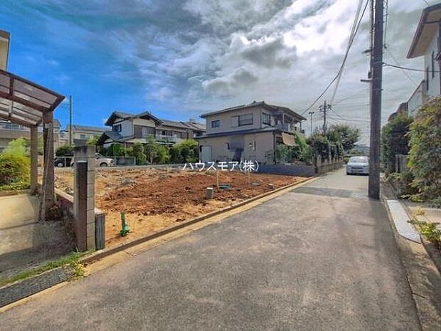 前面道路4m。陽当り良好な立地です。車庫入れが苦手な方も安心ですね。