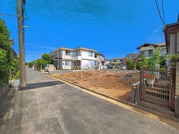 前面道路4m。陽当り良好な立地です。車庫入れが苦手な方も安心ですね。