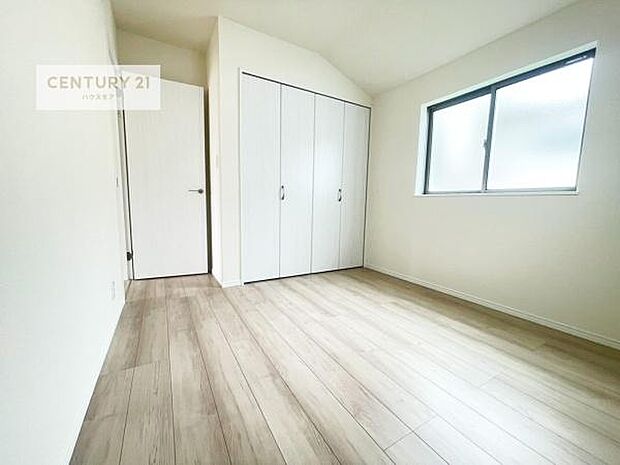 掃き出し窓がないお部屋は、お子様のお部屋としても安心です!収納スペースも充実しているので散らかったお部屋をサッと片付けられます!