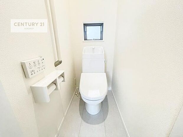 1・2階にトイレがございます!朝の忙しい時間帯も待たずにすみそうですね。白を基調とした清潔感のあるトイレでお手入れがしやすいです!