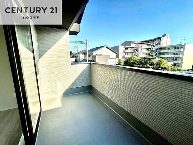 陽当たり良好なバルコニーです!晴れた日には青い空を見渡せる開放的な時間を楽しめます。