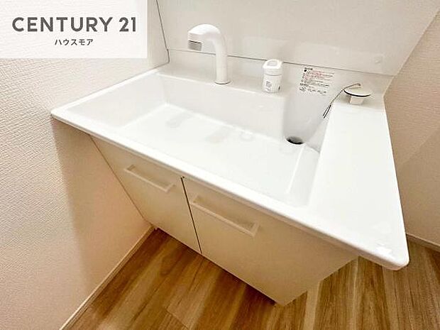 深い洗面台ボウルは、水が跳ねにくいのでお手入れが楽々!清潔感が保てます!キレイな洗面所で自分磨きのモチベーションが上がりますね!【現地販売会開催中】