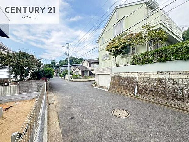 前面道路6m!陽当り良好な立地です。車庫入れが苦手な方も安心ですね。