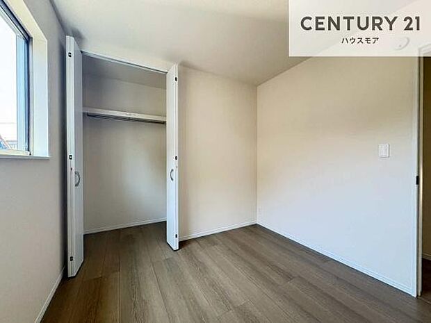掃き出し窓がないお部屋は、お子様のお部屋としても安心です!収納スペースも充実しているので散らかったお部屋をサッと片付けられます!