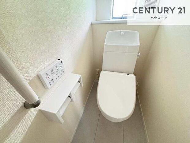 1・2階にトイレがございます!朝の忙しい時間帯も待たずにすみそうですね。白を基調とした清潔感のあるトイレでお手入れがしやすいです!