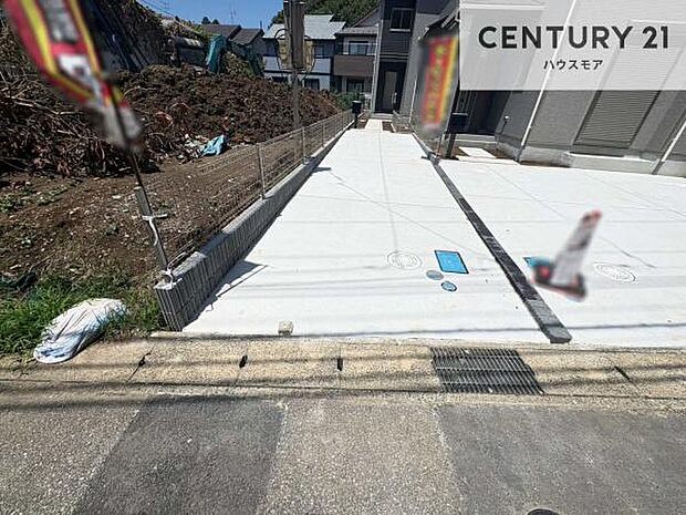 駐車スペースは2台分あります!セカンドカーはもちろん、バイクや自転車なども置き場所に困りません。
