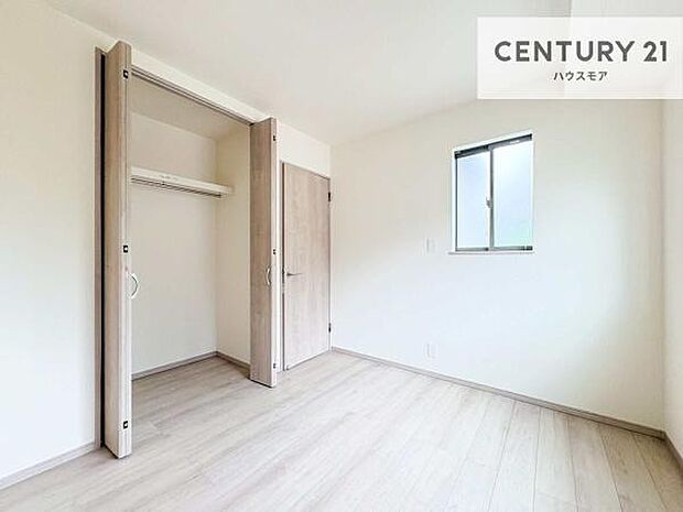 掃き出し窓がないお部屋は、お子様のお部屋としても安心です!収納スペースも充実しているので散らかったお部屋をサッと片付けられます!