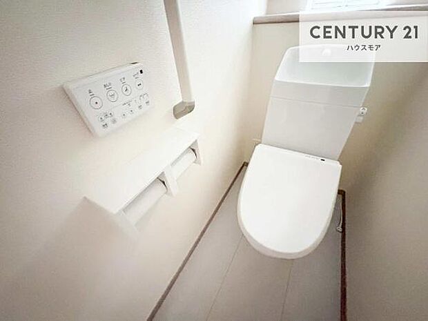 1・2階にトイレがございます!朝の忙しい時間帯も待たずにすみそうですね。白を基調とした清潔感のあるトイレでお手入れがしやすいです!