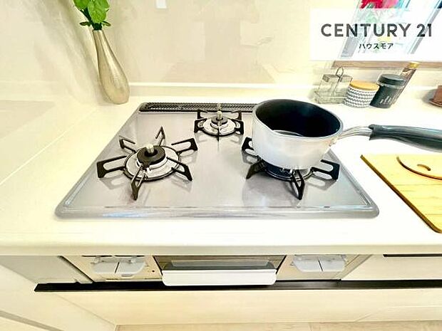 コンロは三口あるのでお料理の同時進行ができます。もちろんグリル付きです。調理スペースも広々している為作業がしやすい!使い勝手が良いシステムキッチンです!
