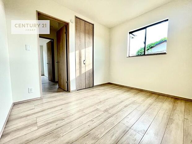 掃き出し窓がないお部屋は、お子様のお部屋としても安心です!収納スペースも充実しているので散らかったお部屋をサッと片付けられます!