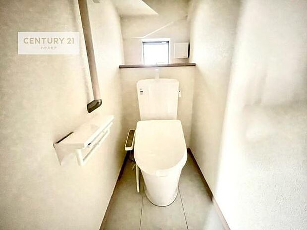 1・2階にトイレがございます!朝の忙しい時間帯も待たずにすみそうですね。白を基調とした清潔感のあるトイレでお手入れがしやすいです!