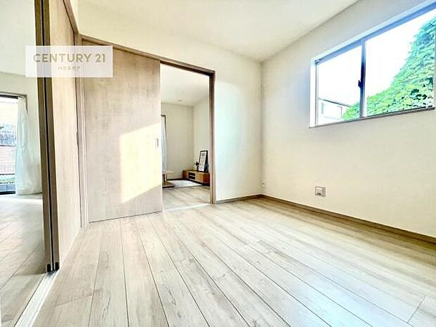 リビングと隣接している洋室です!客間としてはもちろん、家事の休憩スペースとして使用するのもいいですね!