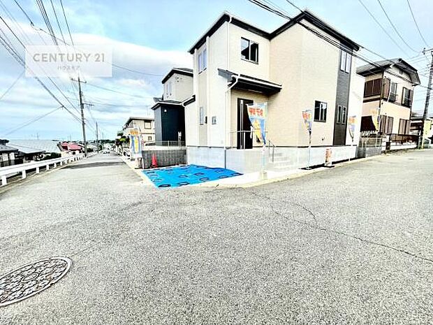 前面道路6m×5.7m!陽当り良好な立地です。車庫入れが苦手な方も安心ですね。