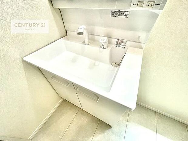 深い洗面台ボウルは、水が跳ねにくいのでお手入れが楽々!清潔感が保てます!キレイな洗面所で自分磨きのモチベーションが上がりますね!