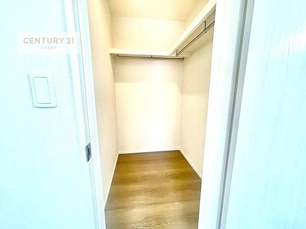 ウォークインクローゼット付きです。たくさんのお洋服などを収納しておけそうですね!他にも扇風機や加湿器など季節物の大きな家電も収納できます!