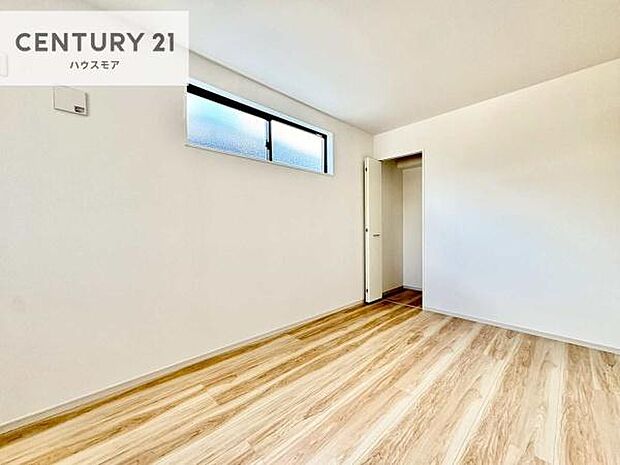 掃き出し窓がないお部屋は、お子様のお部屋としても安心です!収納スペースも充実しているので散らかったお部屋をサッと片付けられます!