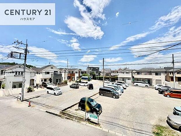 落ち着きある住宅街です!周囲には高い建物がなく、空が広く開放感があり、陽当たりを大きく遮られることもありません!気持ちの良い風が通り抜ける街並みです!