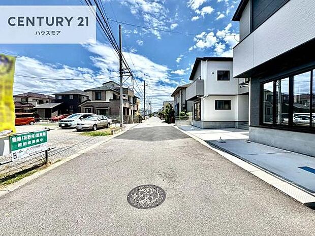 前面道路6m!陽当り良好な立地です。車庫入れが苦手な方も安心ですね。