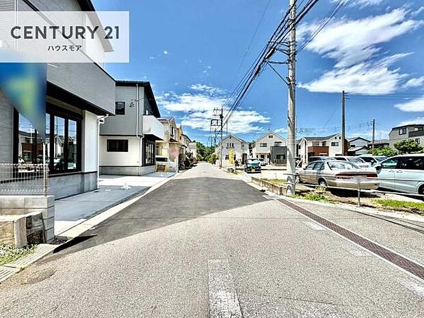 前面道路6ｍ！陽当り良好な立地です。車庫入れが苦手な方も安心ですね。