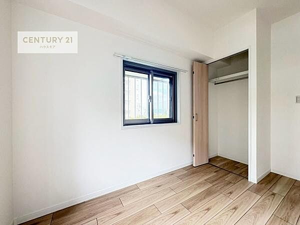 掃き出し窓がないお部屋は、お子様のお部屋としても安心です！収納スペースも充実しているので散らかったお部屋をサッと片付けられます！